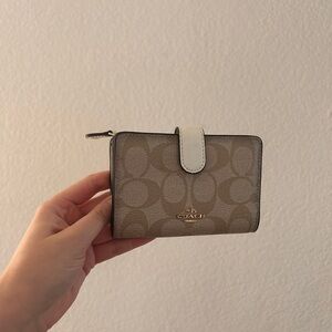 Coach Corner Zip Wallet in Signature- Like New